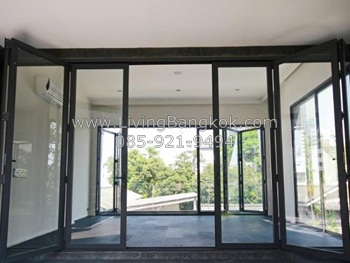 HHo-140600-26 Loft style house / home office with private pool in Sukhumvit near BTS Promphong, Wattana, Bangkok for rent.