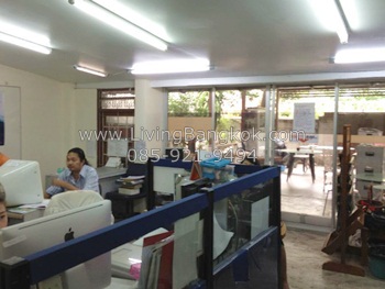 Very convenient 416 sq.m. detached house for rent on Ratchada-Ladprao Road, Bangkok with a marble floor, 10-minutes walking to Ladprao MRT subway station