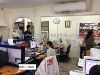 Very convenient 416 sq.m. detached house for rent on Ratchada-Ladprao Road, Bangkok with a marble floor, 10-minutes walking to Ladprao MRT subway station