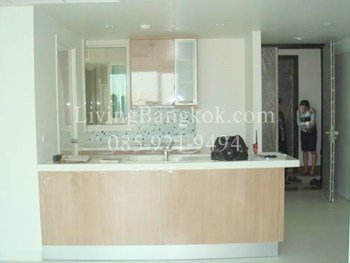 Urgent Sale! Manhattan Chidlom, the luxury brand new unit has 2 bedrooms, 2 bathrooms, 1 parking space, std spec on high floor.