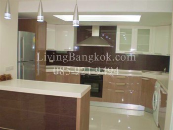 Urgent Sale. Located on Ekamai, 140sq m, 2 bedrooms, 3 bathrooms, 1
